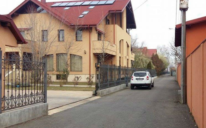 politia langa casa lui Sebastian Ghita