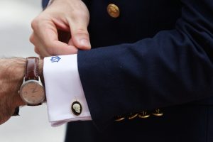 barbat aranjeaza maneca de la camasa