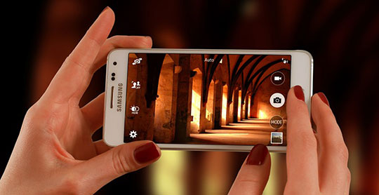 telefon samsung alb cu care se face o poza