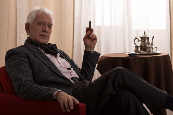 pensionar-care-fumeaza-linistit