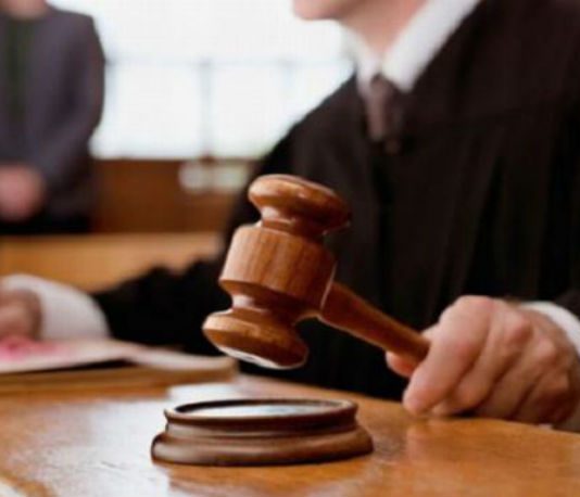 Fata de preot, care a batut o prietena, a fost trimisa in judecata