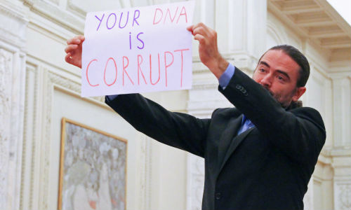 Liviu-Ioan-Adrian-Plesoianu-protesteaza-afis-Ypur-DNA-is-corrupt.jpg
