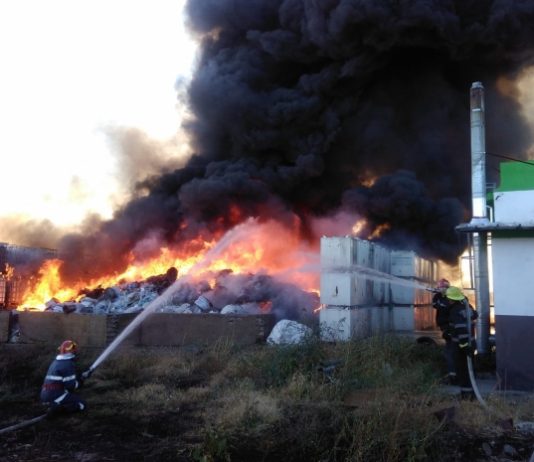 Un depozit de mase plastice din Bucov a luat foc a doua oara