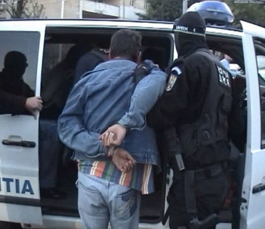 Doua persoane, tata si fiu, au agresat un preot, apoi si un politist