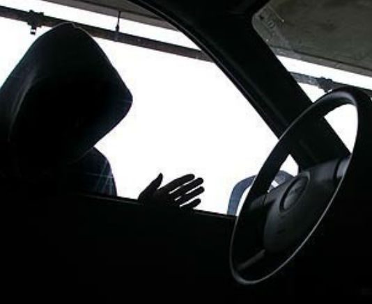 Doi tineri din Ploiesti sunt autorii a 5 furturi din autoturisme, intr-o singura zi