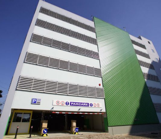 O fata de 13 ani a vrut sa se arunce de pe parcarea supraetajata din centru