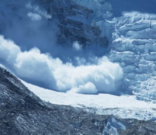Cel putin un turist a decedat dupa ce o avalansa a surprins un grup in Masivul Bucegi
