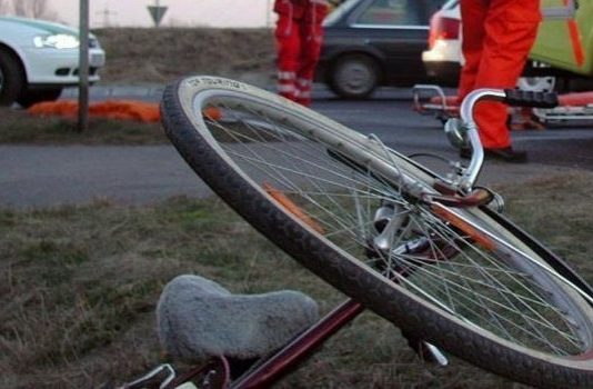Un biciclist a avut noroc. Cel care l-a accidentat nu avea permis si era beat
