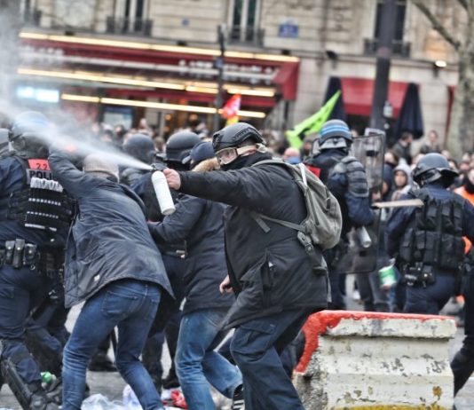 Spirala violentei cuprinde Europa. La noi, cine a aruncat găinile în curtea PNL?