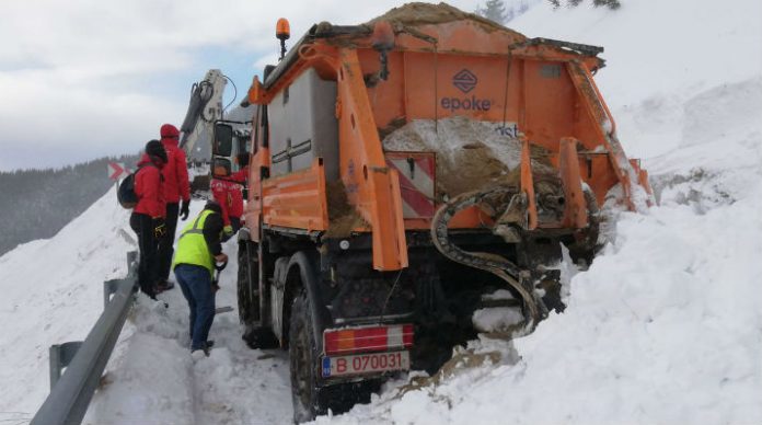 utilaj-deszapezire-lovit-de-o-avalansa-zona-Dichiu-Dambovita.jpg