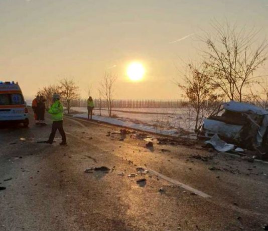 Accident cu 2 morti si 7 raniti, dupa ce un microbuz s-a lovit de o autoutilitara