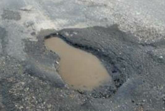 Podul de la iesire din Ploiesti spre DN72 are o ditamai groapa de mai bine de o luna