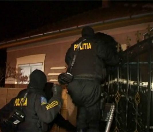 Perchezitii la indivizi care pacaleau prahovenii prin „metoda pomana”
