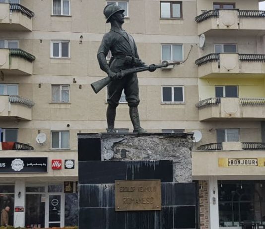 Mutarea unei statui costa 180.000 lei. Banii sunt pentru un…nou soclu