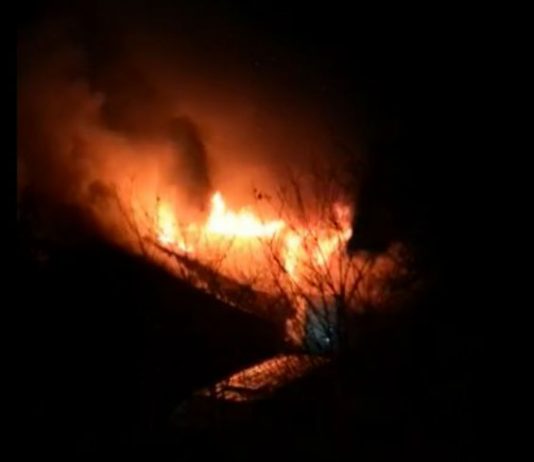 Un incendiu puternic a distrus o casa din orasul Baicoi (FOTO)