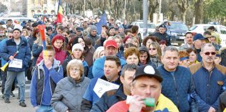 Grevistii de la Electrolux, cu jalba la Ambasada Suediei