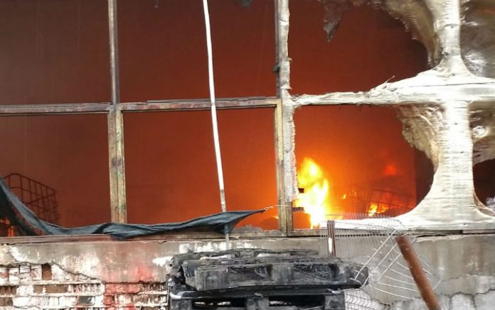 incendiu-hala-Dambovita.jpg