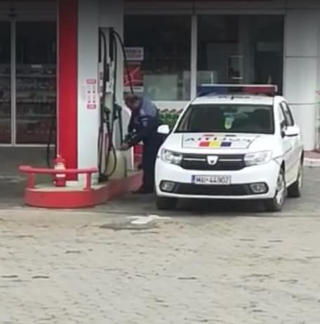 Jumătate în rezervor, jumătate la milițian în bidon