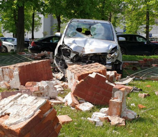 Un brasovean a daramat un gard si a facut masina praf (FOTO)