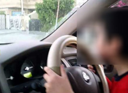 Un tata din Baicoi si-a lasat fiul de 11 ani la volanul masinii