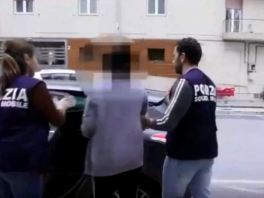 Portretul unei „mame”- și-a oferit fetița minoră pentru sex în schimbul țigărilor și a alcoolului
