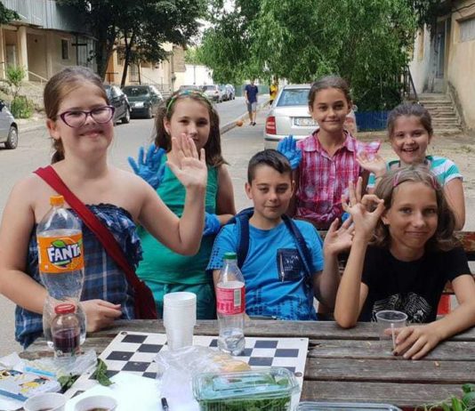Cinci copii vând fructe proaspete şi sucuri naturale lângă bloc