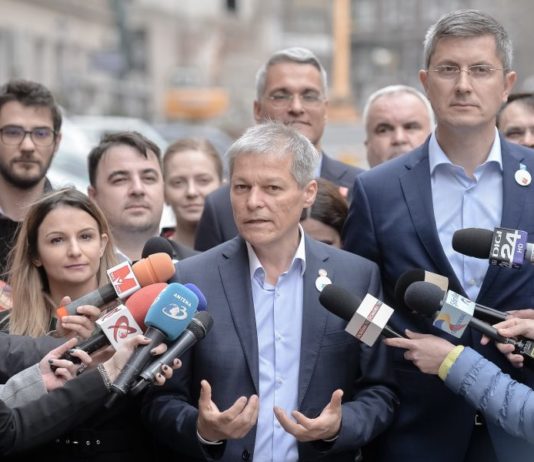 „Cine este colo sus / Decât USR cu Plus?”. Cum au câştigat Dan şi Dacian cursa de canoe dublu