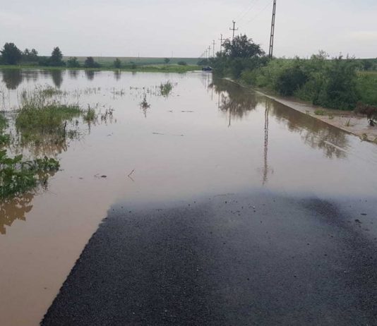 Cod portocaliu de inundaţii pe râuri din trei judeţe