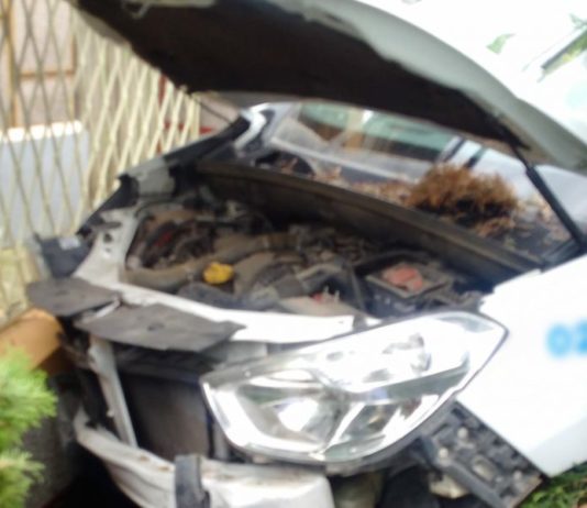 Trei pacienţi răniţi, după ce ambulanţa în care se aflau a lovit un gard