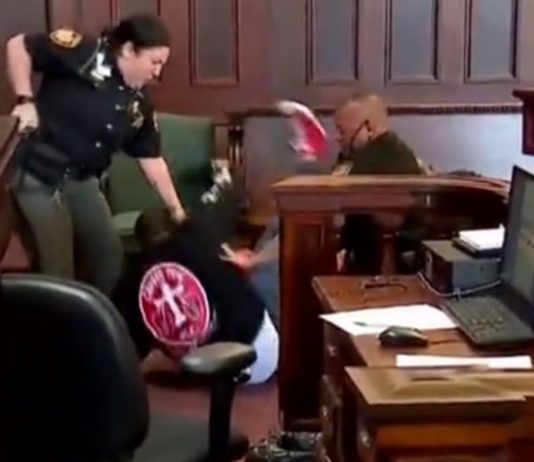Momente şocante surprinse în sala de judecată: Doi fraţi l-au atacat pe criminalul mamei lor iar unul dintre ei a trebuit să fie oprit cu şocuri electrice