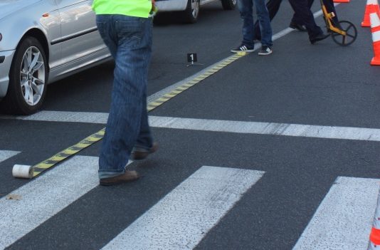 O șoferiță din Dămuc a izbit doi pietoni care traversau strada