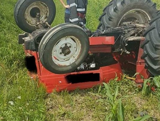 Tractor răsturnat în comuna Borca. Pompierii intervin