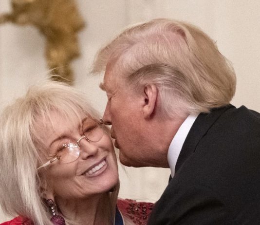 O filantroapă americană vrea să introducă „Cartea lui Trump” în Biblia evreilor. Care este motivul