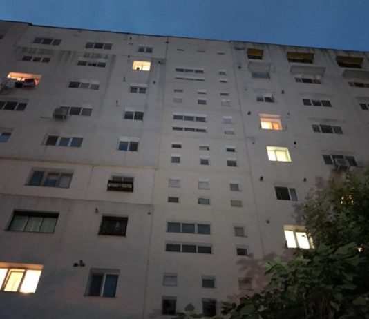 Un copil de doi ani a murit după ce a căzut de la etajul nouă al unui bloc