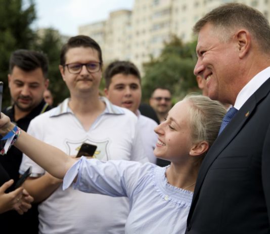 Motivele pentru care românii semnează în număr mare pentru candidatura lui Iohannis. GALERIE FOTO