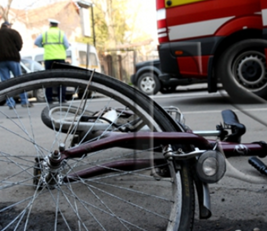 Biciclist octogenar, accidentat grav în intersecție