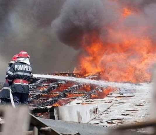 Incendiu la o casă din comuna Hangu