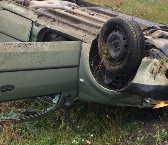 A lovit un gard şi apoi s-a răsturnat, din cauză că avea alte preocupări în timp ce conducea