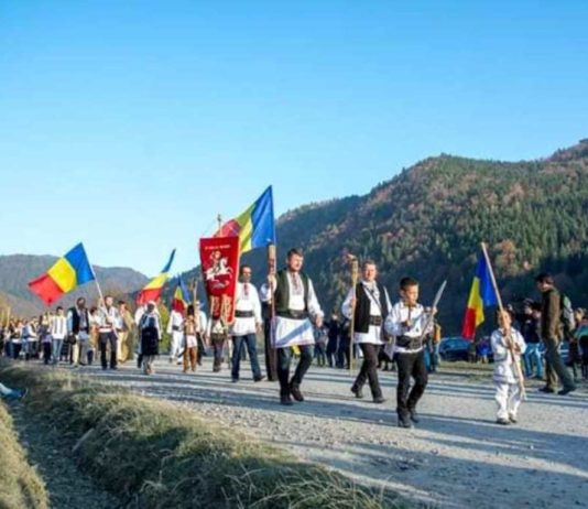 VIDEO – Mesaj de Ziua Armatei, la Valea Uzului: Monumentul și crucile nu se dărâmă. Asigurăm atât instituțiile statului, cât și pe extremiștii maghiari că nu vor trece de noi