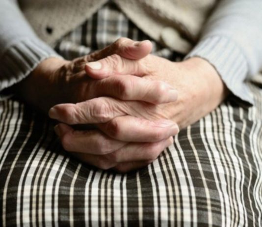 Bătrânică de 89 de ani, jefuită de un tânăr de 24 de ani din Secuieni