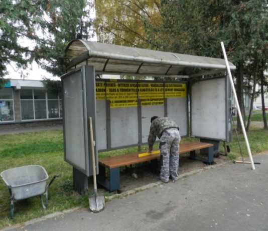 Bănci noi în staţiile de autobuz din cartierul Tudor Vladimirescu