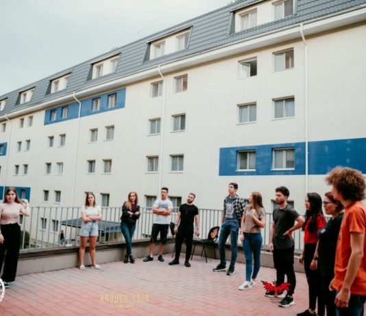 Într-un cămin din București, studenții află ceea ce facultatea nu-i poate învăța