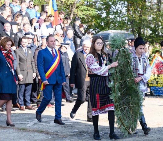 Primarul Daniel Harpa, omagiu adus vânătorilor de munte pe Culmea Pleșului