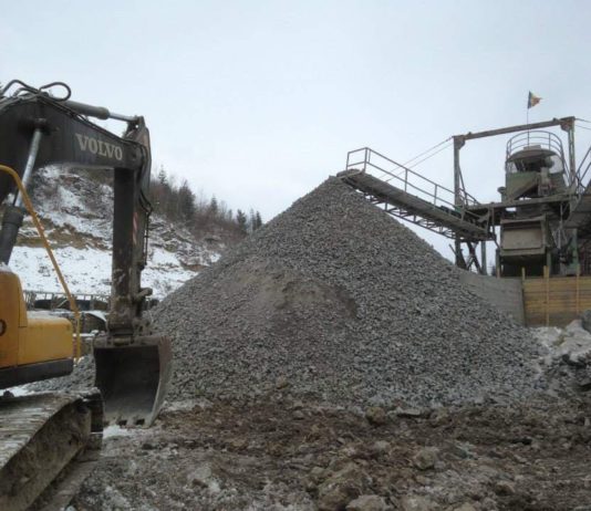 Un bărbat din Poiana Teiului s-a rănit grav, căzând de pe un concasor