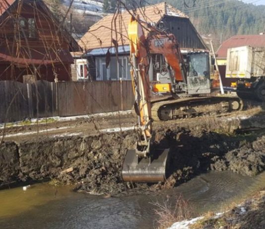 Lucrări de decolmatare a albiei Râului Olt