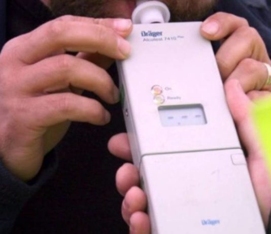 Aproape de comă alcoolică, un bărbat din Odorheiu Secuiesc a intrat cu mașina într-un gard