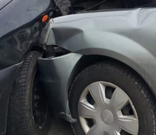 Coliziune auto produsă în satul Sub Cetate, pe fondul unei depăşiri neregulamentare