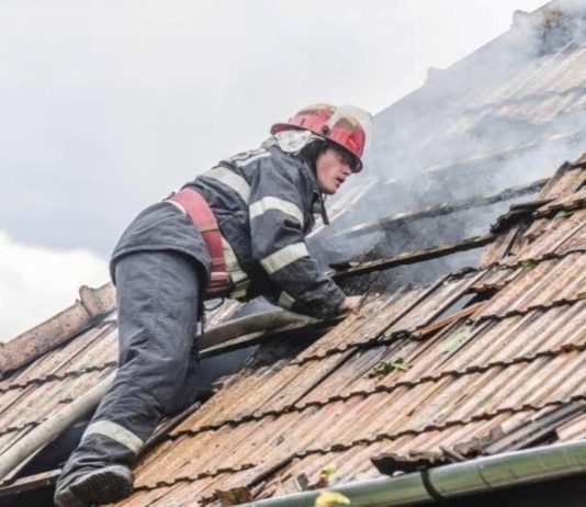 Incendii izbucnite la Odorheiu Secuiesc şi Mereşti. Zeci de pompieri au luptat cu focul