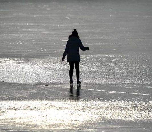 Poliția locală: Aventurarea pe stratul subțire de gheață formată pe râul Târnava Mare este periculoasă