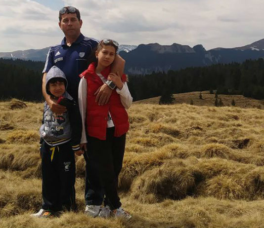 Familia din Magureni, careia i-a ars casa, a ajuns pe drumuri